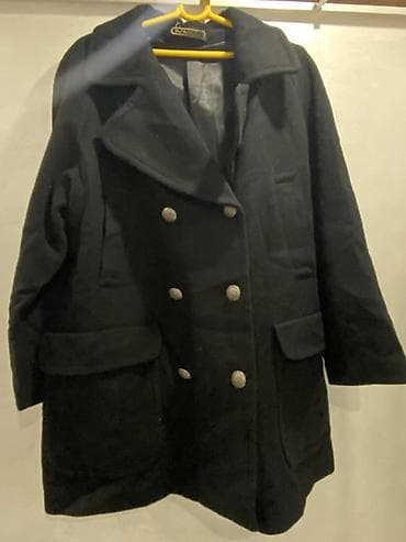 Crni ženski kaput sa dvorednim kopčanjem. Klasičan kroj sa širokim na lalafo.rs Crni ženski kaput sa dvorednim kopčanjem. Klasičan kroj sa širokim