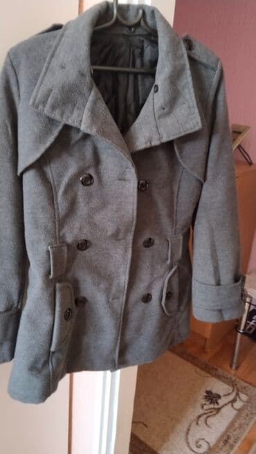 Sivi ženski kaput – kratki model (peacoat stil) - Boja: siva - Kroj na lalafo.rs Sivi ženski kaput – kratki model (peacoat stil) - Boja: siva - Kroj