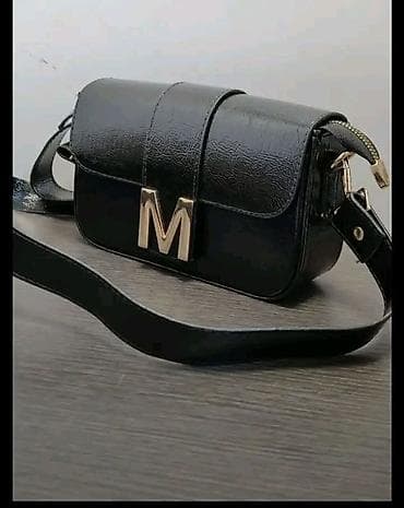 Accessories: Elegantna ženska torba preko ramena sa preklopom i metalnim slovom „M” at lalafo.rs — 8 Accessories: Elegantna ženska torba preko ramena sa preklopom i metalnim slovom „M” — 8