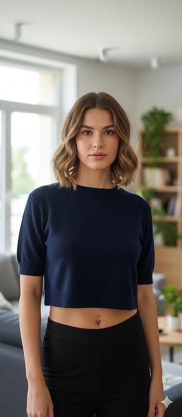 Kratki ženski top – tamnoplavi - Kroj: cropped dužina do iznad na lalafo.rs Kratki ženski top – tamnoplavi - Kroj: cropped dužina do iznad