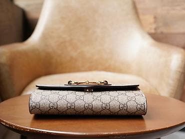 Dizajnerska tašna sa lancem – monogram platno i kožni detalji - at lalafo.rs — 5 Dizajnerska tašna sa lancem – monogram platno i kožni detalji - — 5