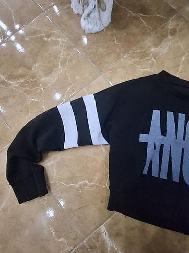 Crni kratki duks sa dugim rukavima i natpisom “ANGEL” na prednjoj na lalafo.rs — 2 Crni kratki duks sa dugim rukavima i natpisom “ANGEL” na prednjoj — 2