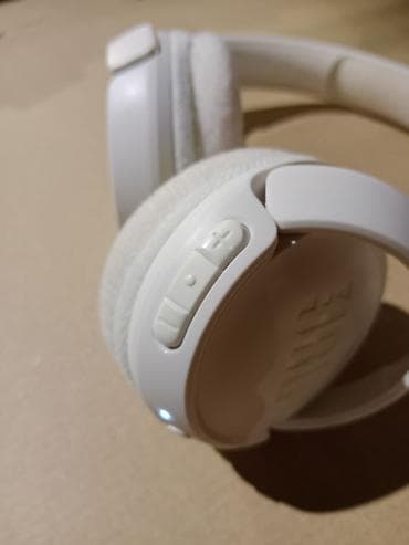 JBL bežične over‑ear slušalice sa mikrofonom – bela boja Ključne na lalafo.rs — 6 JBL bežične over‑ear slušalice sa mikrofonom – bela boja Ključne — 6