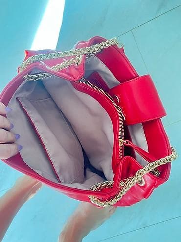 Crvena ženska torba sa zlatnim lancima i metalnim monogramom na at lalafo.rs — 3 Crvena ženska torba sa zlatnim lancima i metalnim monogramom na — 3