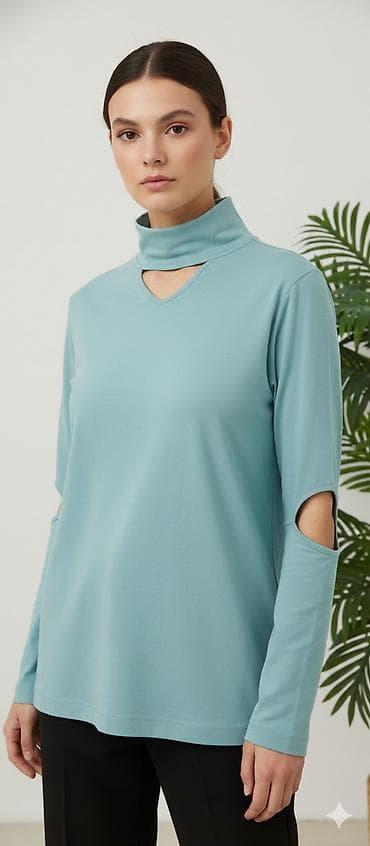 Ženska bluza sa dugim rukavima u nežnoj tirkiznoj boji. Model ima na lalafo.rs Ženska bluza sa dugim rukavima u nežnoj tirkiznoj boji. Model ima