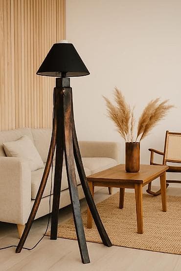 Velika podna lampa model Bure. Napravljena je od pravih korišćenih na lalafo.rs Velika podna lampa model Bure. Napravljena je od pravih korišćenih