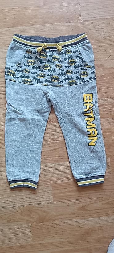 Donji deo trenerke za dečake, sive boje, sa motivima Betmena. Gornji na lalafo.rs — 1 Donji deo trenerke za dečake, sive boje, sa motivima Betmena. Gornji — 1