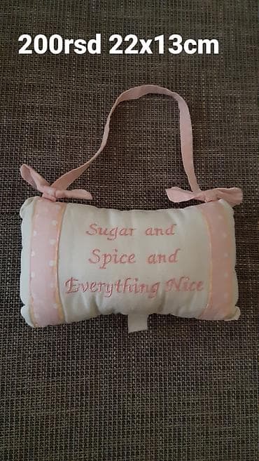 Dekorativni jastučić za kačenje – za dečiju sobu ili vrata. - na lalafo.rs Dekorativni jastučić za kačenje – za dečiju sobu ili vrata. -