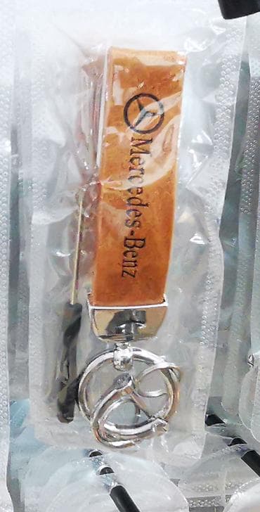 Privezak za ključeve sa logotipom Mercedes-Benza. Privezak poseduje na lalafo.rs — 1 Privezak za ključeve sa logotipom Mercedes-Benza. Privezak poseduje — 1