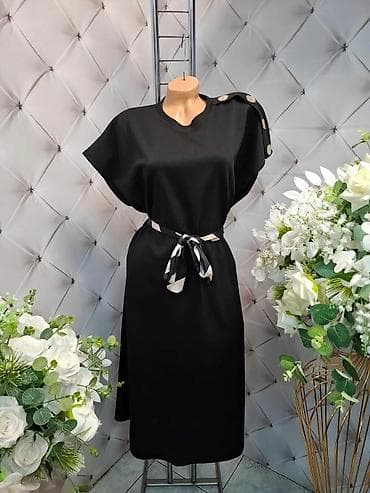 Elegantna crna haljina sa asimetričnim ramenom i dekorativnim na lalafo.rs Elegantna crna haljina sa asimetričnim ramenom i dekorativnim