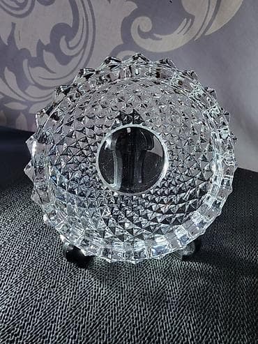 Pepeljara nova kristal Deli oz 80ih. Pepeljara sve na njoj odsjaj od na lalafo.rs Pepeljara nova kristal Deli oz 80ih. Pepeljara sve na njoj odsjaj od