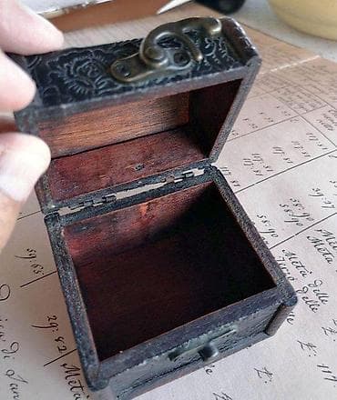 Mali drveni kovčežić. Mali drveni kovčežić sa metalnim šarkama i na lalafo.rs — 5 Mali drveni kovčežić. Mali drveni kovčežić sa metalnim šarkama i — 5