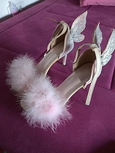 Sandale na štiklu sa dekoracijom leptirovih krila i perjem - Model na lalafo.rs — 1 Sandale na štiklu sa dekoracijom leptirovih krila i perjem - Model — 1