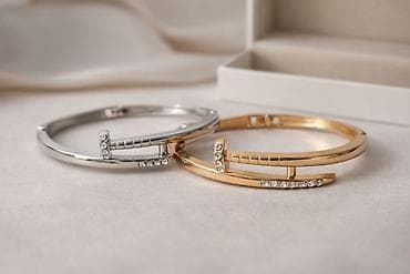 ✨ Elegantne narukvice u obliku eksera ✨ Minimalistički, a upečatljiv na lalafo.rs ✨ Elegantne narukvice u obliku eksera ✨ Minimalistički, a upečatljiv