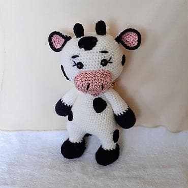 Ostale igračke: Ručno rađena gračka krava, heklana, bele boje sa crnim mrljama i na lalafo.rs — 3 Ostale igračke: Ručno rađena gračka krava, heklana, bele boje sa crnim mrljama i — 3