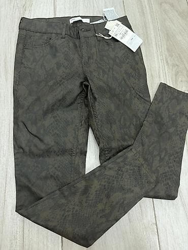 Ženske pantalone sa zmijskim printom – ZARA - Brend: ZARA - Model na lalafo.rs Ženske pantalone sa zmijskim printom – ZARA - Brend: ZARA - Model