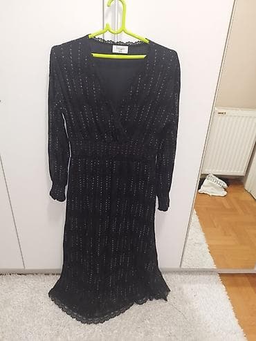 Elegantna crna duga haljina sa šljokičastim vertikalnim dezenom. - na lalafo.rs — 1 Elegantna crna duga haljina sa šljokičastim vertikalnim dezenom. - — 1