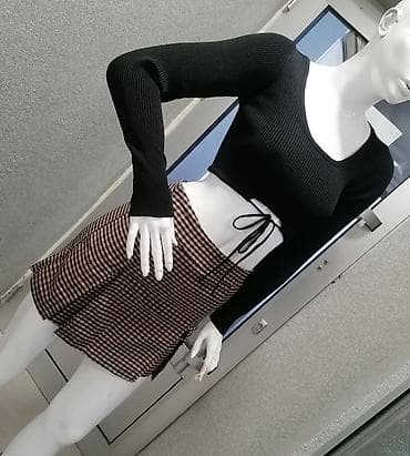 Crni, rebrasti crop top dugih rukava sa pertlanjem u predelu stomaka at lalafo.rs — 6 Crni, rebrasti crop top dugih rukava sa pertlanjem u predelu stomaka — 6