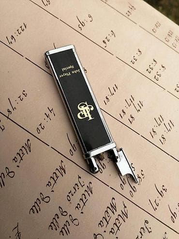 Vintage Rare TOMAHAWK John Player Special upaljač. Vintage Thin, Fine na lalafo.rs Vintage Rare TOMAHAWK John Player Special upaljač. Vintage Thin, Fine