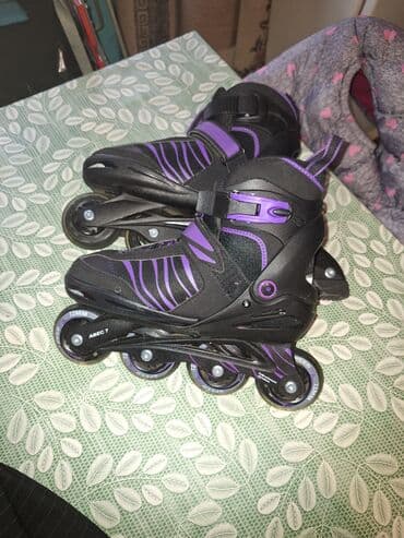 Rolerke na 4 točka, crno‑ljubičaste boje, sa laganom kompozitnom na lalafo.rs Rolerke na 4 točka, crno‑ljubičaste boje, sa laganom kompozitnom