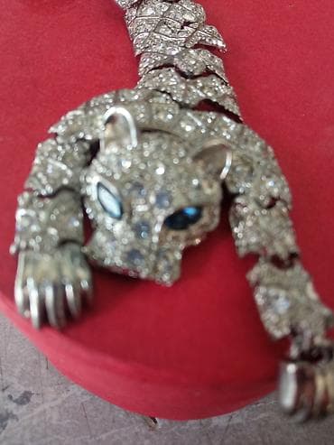 Vintage veliki viseći broš Suzanne Somers sa cirkonima obično se nosi na lalafo.rs — 1 Vintage veliki viseći broš Suzanne Somers sa cirkonima obično se nosi — 1