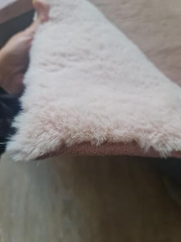 Plišana prostirka/tepih u svetlorozoj boji. - Dimenzije: približno na lalafo.rs — 3 Plišana prostirka/tepih u svetlorozoj boji. - Dimenzije: približno — 3