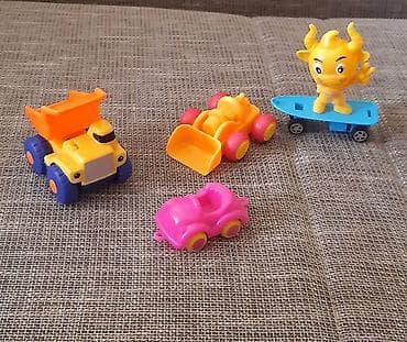 Set mini dečjih igračaka – vozila i figura - 4 šarena plastična at lalafo.rs — 1 Set mini dečjih igračaka – vozila i figura - 4 šarena plastična — 1