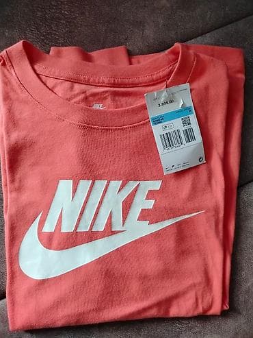 Nova original Nike majica M veličina sa etiketom. Slanje isključivo na lalafo.rs Nova original Nike majica M veličina sa etiketom. Slanje isključivo