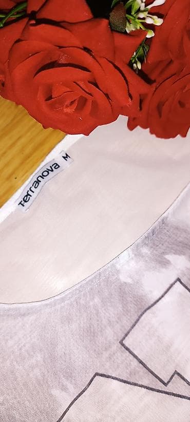 Shortsleeves: Bela ženska majica kratkih rukava sa širokim okruglim izrezom. Na at lalafo.rs — 2 Shortsleeves: Bela ženska majica kratkih rukava sa širokim okruglim izrezom. Na — 2