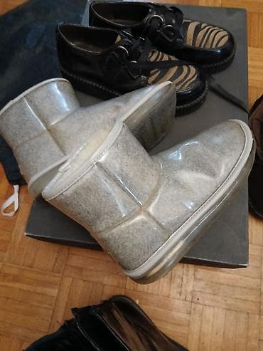 Ugg u broju 38. slabo nosene. vuna unutra na lalafo.rs Ugg u broju 38. slabo nosene. vuna unutra
