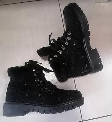 Crne ženske zimske čizme sa plišanom postavom i sjajnim detaljima - na lalafo.rs — 5 Crne ženske zimske čizme sa plišanom postavom i sjajnim detaljima - — 5