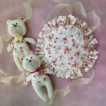 Trodelni set koji čine dva medvedića i jastuče. Medvedići su dužine 32 at lalafo.rs — 1 Trodelni set koji čine dva medvedića i jastuče. Medvedići su dužine 32 — 1