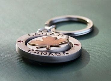 Kanada, Pariz - masivan, rotirajući privezak - original 2kom. cena za na lalafo.rs — 6 Kanada, Pariz - masivan, rotirajući privezak - original 2kom. cena za — 6