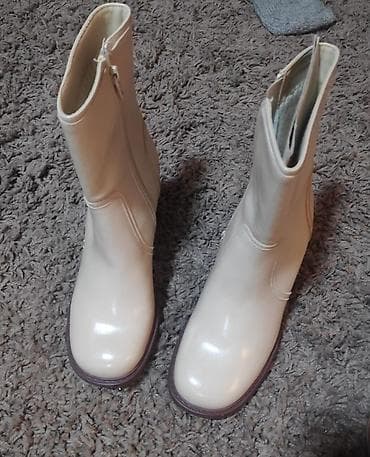 Komplet ženske modne obuće i torbe u bež nijansi. - Čizme do članka at lalafo.rs — 6 Komplet ženske modne obuće i torbe u bež nijansi. - Čizme do članka — 6