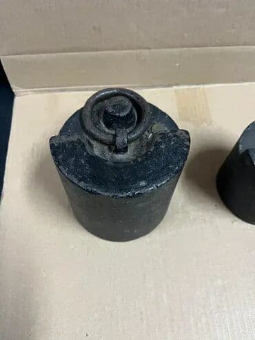 Ostali antikviteti: Tegovi za tas vagu 10kg i 5kg; Cena za teg od 5kg je 15 eura ili 1770 na lalafo.rs Ostali antikviteti: Tegovi za tas vagu 10kg i 5kg; Cena za teg od 5kg je 15 eura ili 1770
