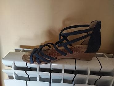 Zenske sandale broj 39, ali odgovaraju za 38. Unutrašnje gaziste 24,5 na lalafo.rs Zenske sandale broj 39, ali odgovaraju za 38. Unutrašnje gaziste 24,5