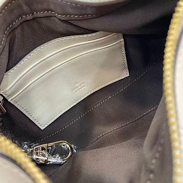 Torbica – krem bela hobo/saddle forma sa zlatnim detaljima - na lalafo.rs — 3 Torbica – krem bela hobo/saddle forma sa zlatnim detaljima - — 3