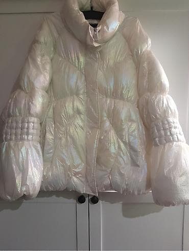 kom sa etiketom: Ženska puffer jakna sa sjajnim, biserno-iritdescentnim efektom. Model at lalafo.rs — 1 kom sa etiketom: Ženska puffer jakna sa sjajnim, biserno-iritdescentnim efektom. Model — 1