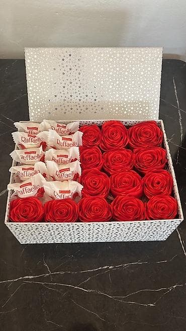 Poklon kutija sa crvenim ružama i Raffaello poslasticama. - Elegantna na lalafo.rs Poklon kutija sa crvenim ružama i Raffaello poslasticama. - Elegantna