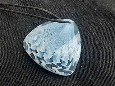 Retro plavi privezak u obliku školjke Privezak je iz 90-tih godina na lalafo.rs — 1 Retro plavi privezak u obliku školjke Privezak je iz 90-tih godina — 1