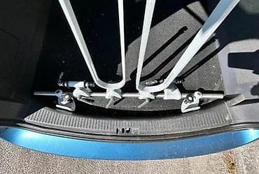 Unutrašnji nosač za tri bicikla – montaža u prtljažnik - Sistem sa na lalafo.rs Unutrašnji nosač za tri bicikla – montaža u prtljažnik - Sistem sa