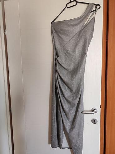 privezak srebro: Svečana duga haljina na jedno rame u srebrno-sivom tonu sa sitnim na lalafo.rs — 1 privezak srebro: Svečana duga haljina na jedno rame u srebrno-sivom tonu sa sitnim — 1
