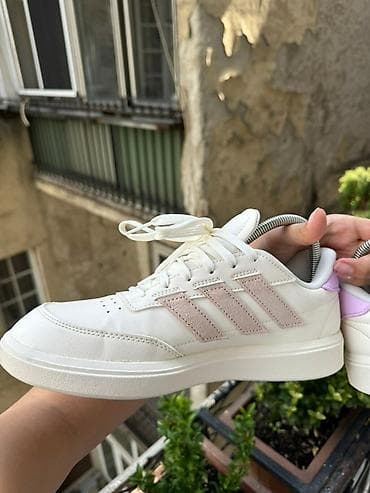 Adidas ženske patike – kožne bele sa ljubičastim detaljima - Model na lalafo.rs — 8 Adidas ženske patike – kožne bele sa ljubičastim detaljima - Model — 8