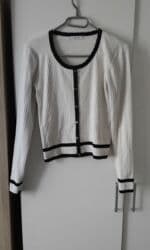 Reserved bluza. Velicina M. Nosena par puta bez ostecenja na lalafo.rs Reserved bluza. Velicina M. Nosena par puta bez ostecenja