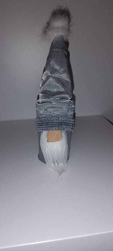 Dekorativni patuljak/gnom za praznike - Rukotvorina u sivoj boji - na lalafo.rs — 1 Dekorativni patuljak/gnom za praznike - Rukotvorina u sivoj boji - — 1