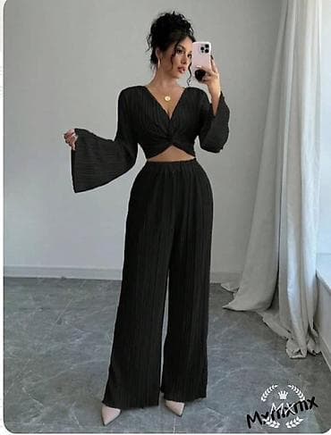 ✨Ženski komplet – plisirani set sa crop bluzom i širokim pantalonama na lalafo.rs ✨Ženski komplet – plisirani set sa crop bluzom i širokim pantalonama