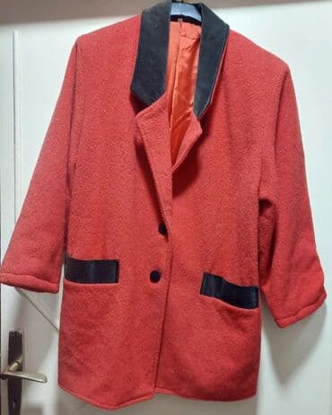 Ženski kaput/jakna u crvenoj boji sa kontrastnim crnim detaljima. - na lalafo.rs Ženski kaput/jakna u crvenoj boji sa kontrastnim crnim detaljima. -
