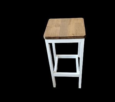 Drvena barska stolica sa belim ramom i sedištem od prirodnog drveta na lalafo.rs — 1 Drvena barska stolica sa belim ramom i sedištem od prirodnog drveta — 1