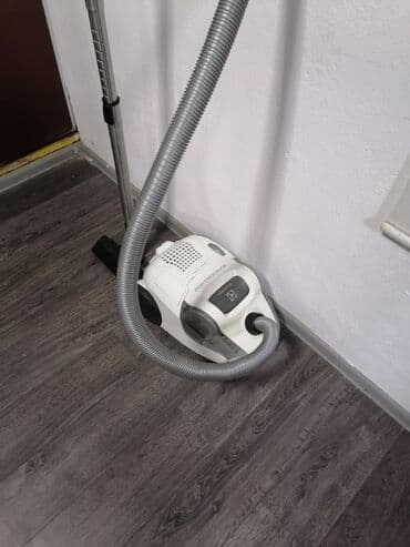 Robot usisivači: Electrolux SuperCyclone usisivač bez kese – Animal Care - Ciklonska na lalafo.rs — 3 Robot usisivači: Electrolux SuperCyclone usisivač bez kese – Animal Care - Ciklonska — 3