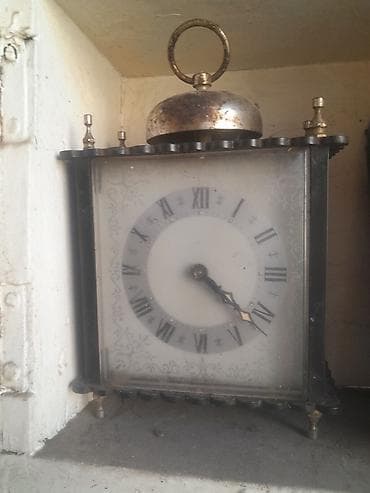 Stoni mehanički sat sa zvonom na vrhu – klasični dizajn - Kućište na lalafo.rs — 2 Stoni mehanički sat sa zvonom na vrhu – klasični dizajn - Kućište — 2